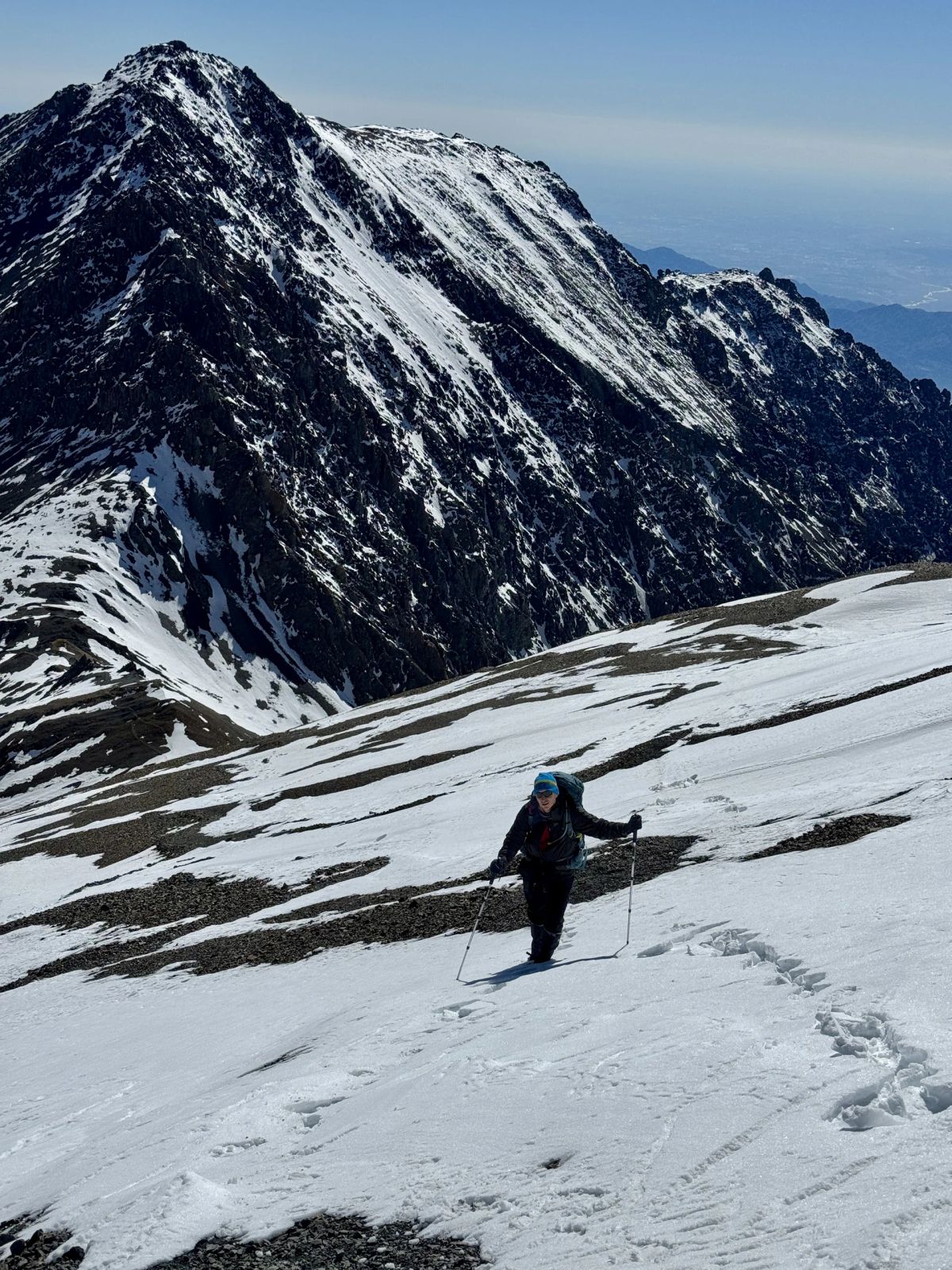 Montañista ascendiendo por un nevero del Cordón del Plata camino a la altura