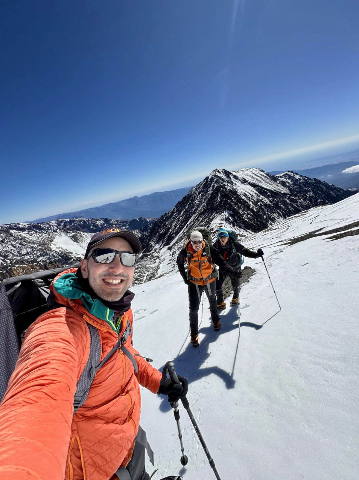 Selfie de la cordada avanzando sobre la nieve en el ascenso al Cerro El Plata
