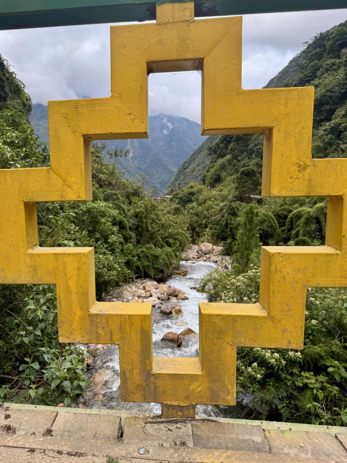 Chakana andina enmarcando el río en el descenso hacia la selva de montaña