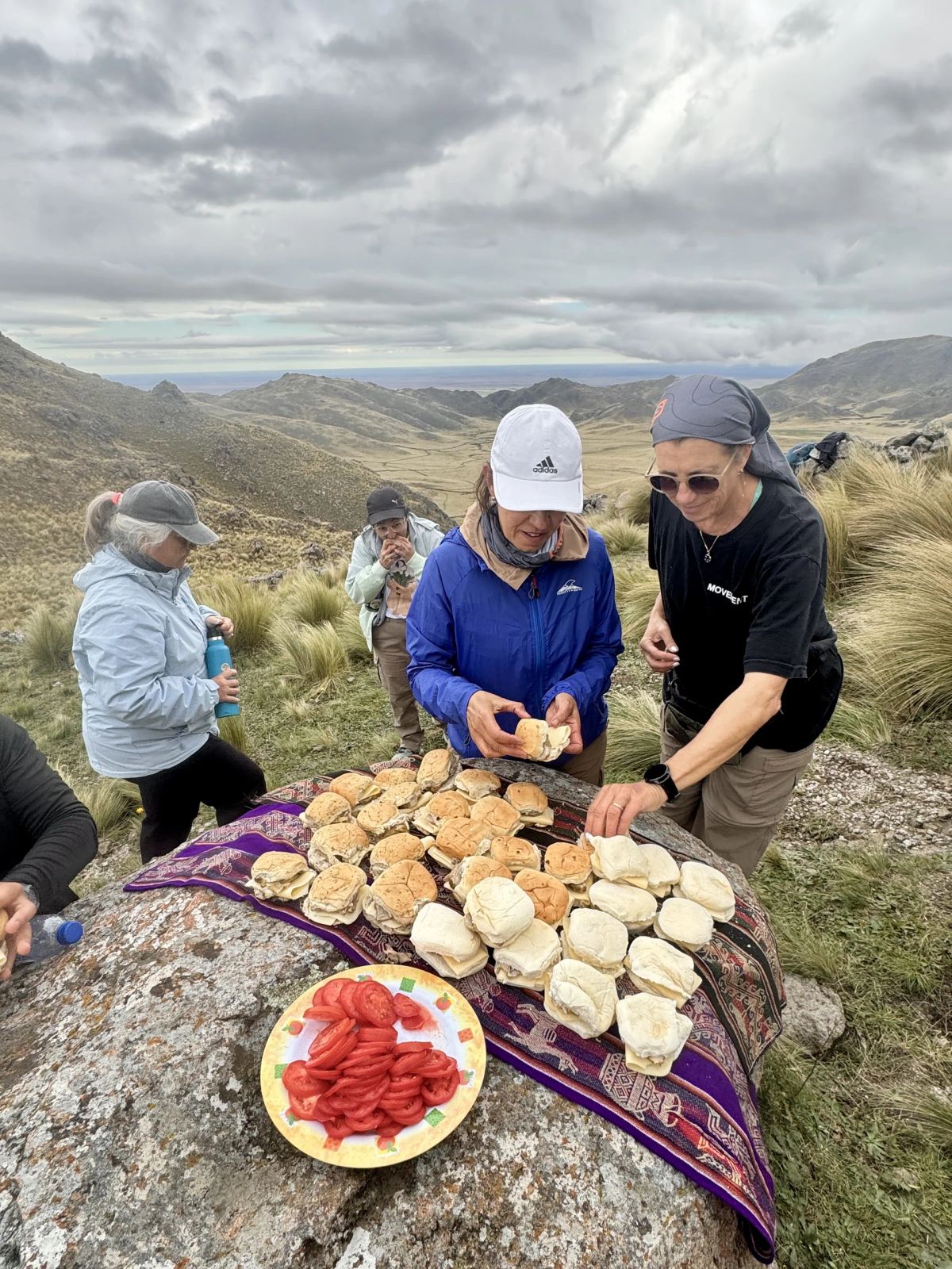 Picada compartida por el grupo de Mons en la cumbre del Cerro El Morro