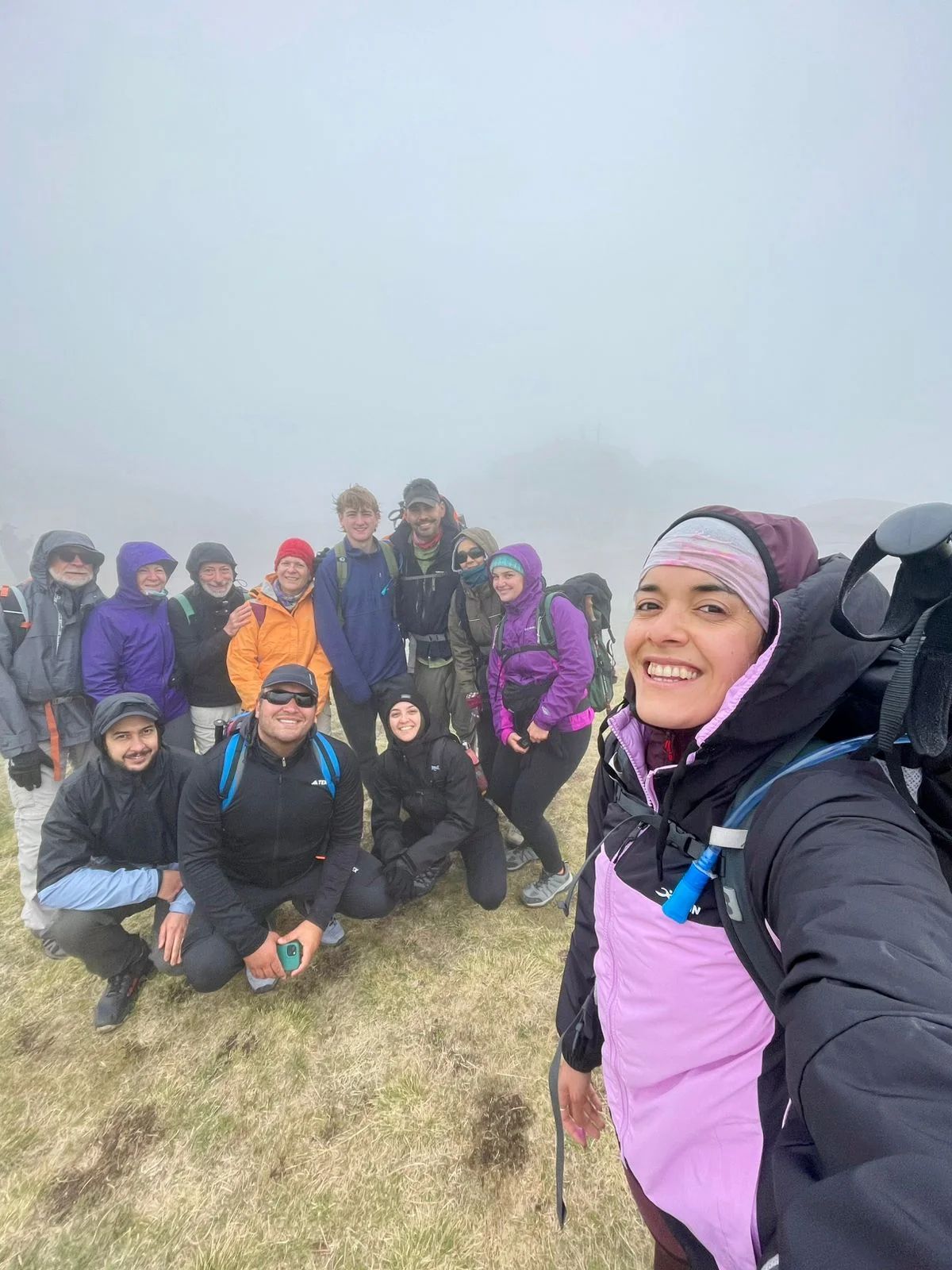 Selfie grupal en la niebla durante el ascenso al techo de Córdoba