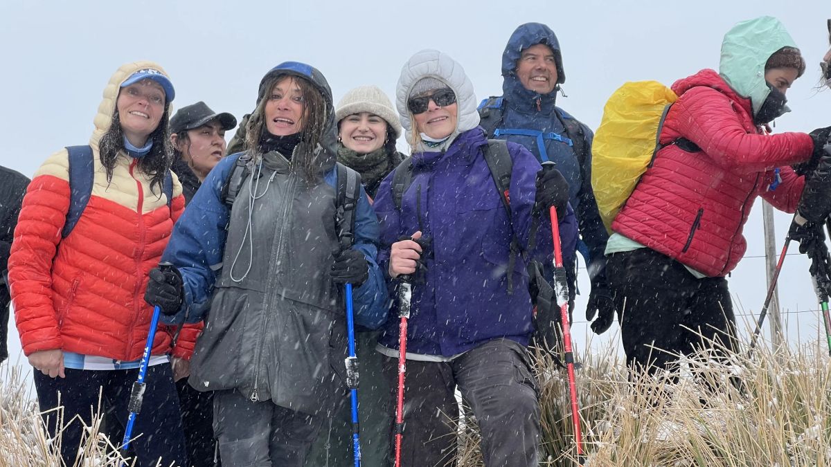 Participantes de la Salida 210 abrigados posando en la nieve de Los Gigantes