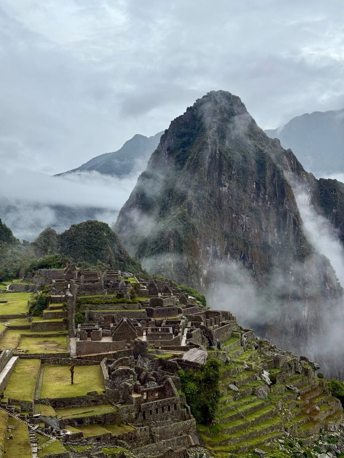 La ciudadela de Machu Picchu con el Huayna Picchu entre las nubes