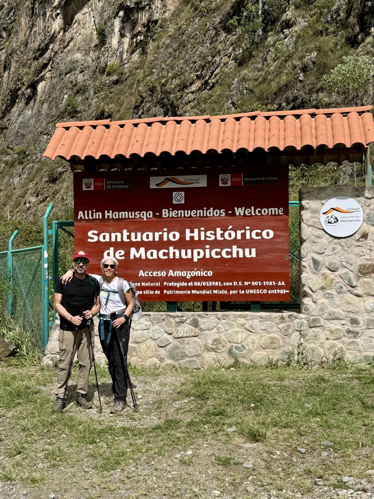 Cartel de bienvenida al Santuario Histórico de Machu Picchu, Perú