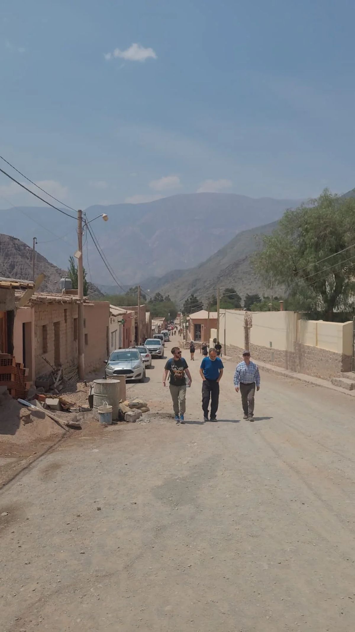 Calle de un pueblo de la Quebrada de Humahuaca con los cerros al fondo, durante la aclimatación de la expedición