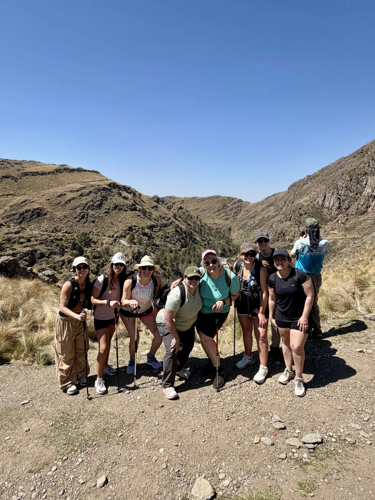 Grupo de trekkers reunido en el sendero de tierra camino a Pueblo Escondido