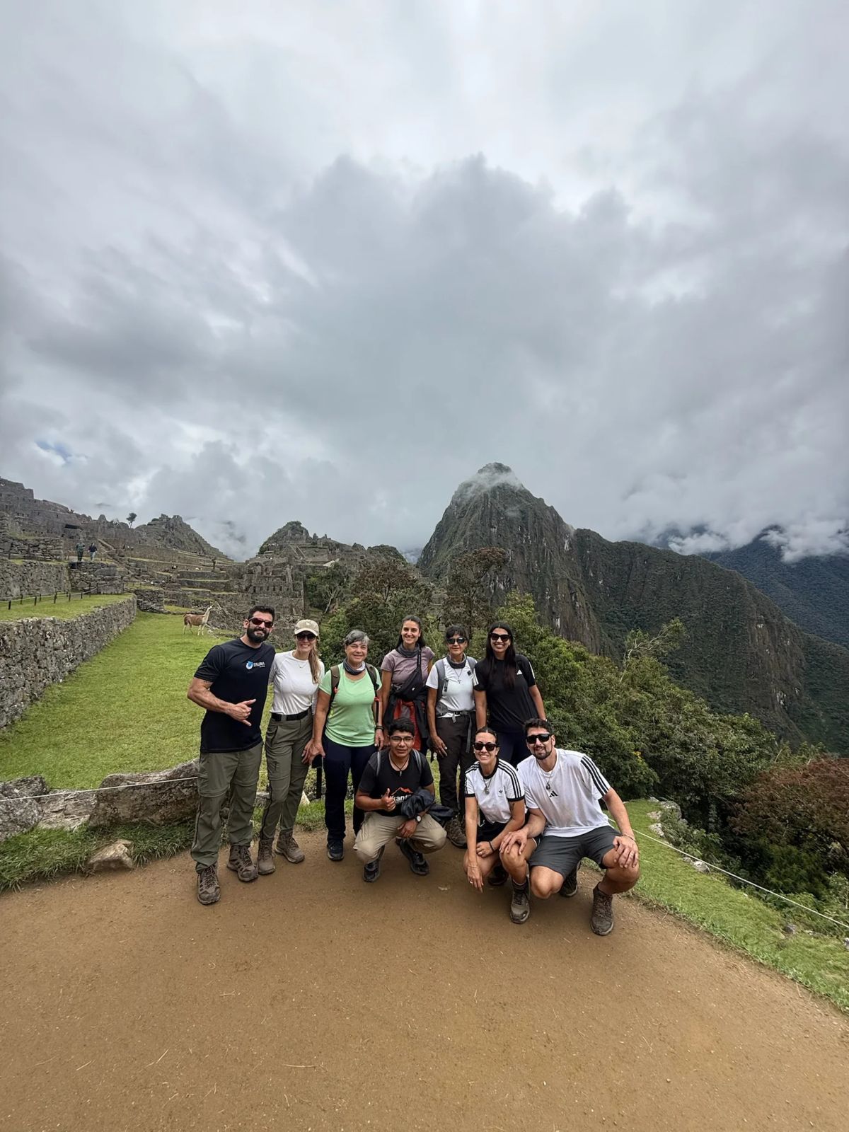 Foto grupal de la Salida 203 en Machu Picchu, cierre del viaje a Perú