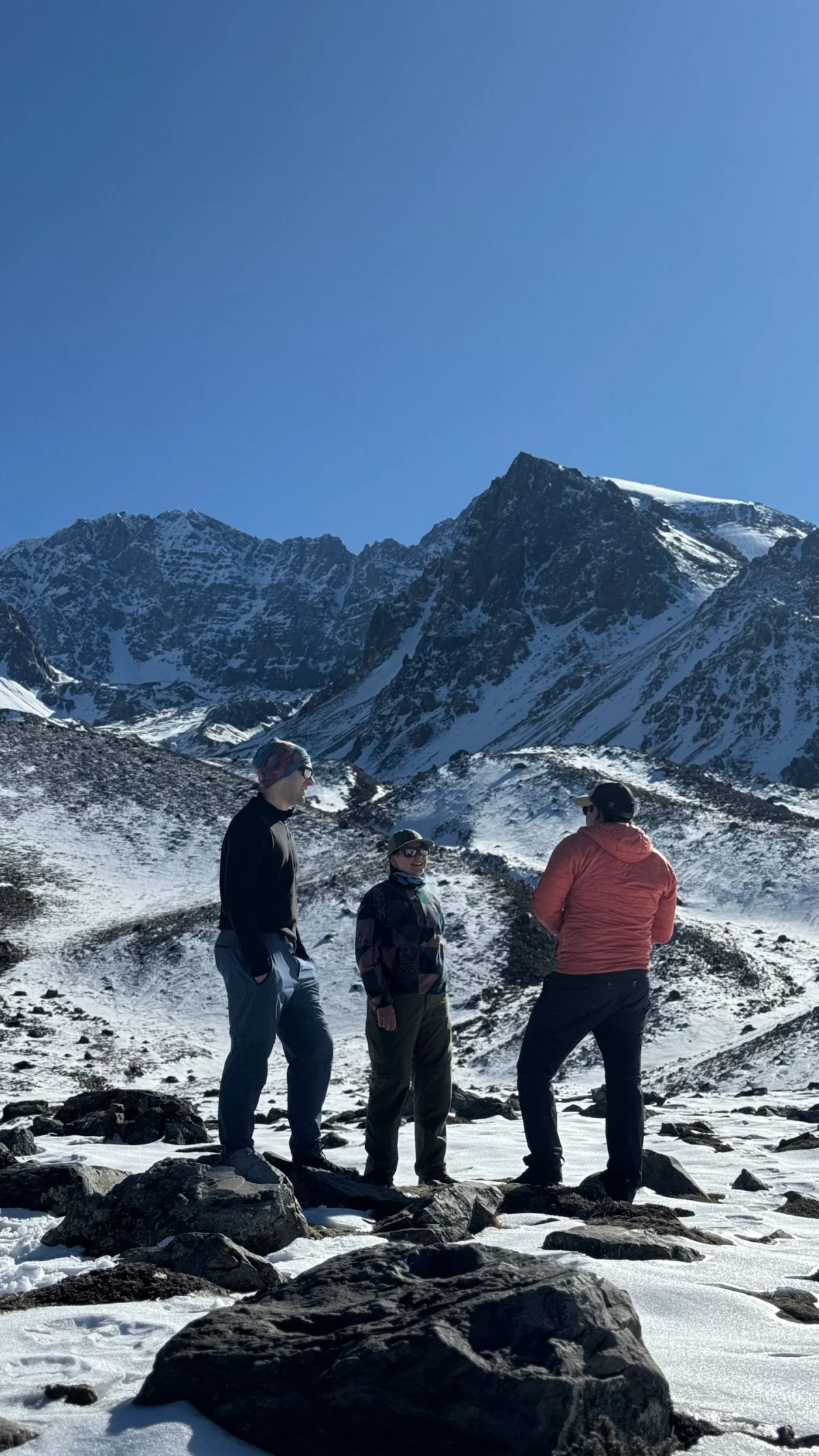 Tres andinistas de Mons frente a las cumbres nevadas del Cerro del Medio, Mendoza