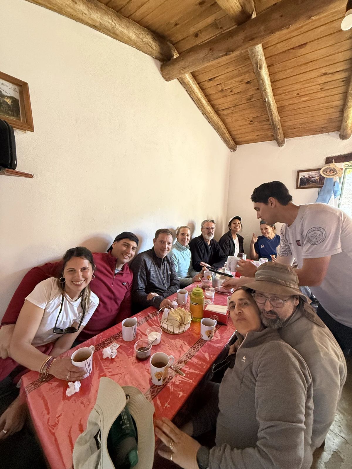Cena del grupo de Mons en el refugio de montaña durante el trekking al Champaquí
