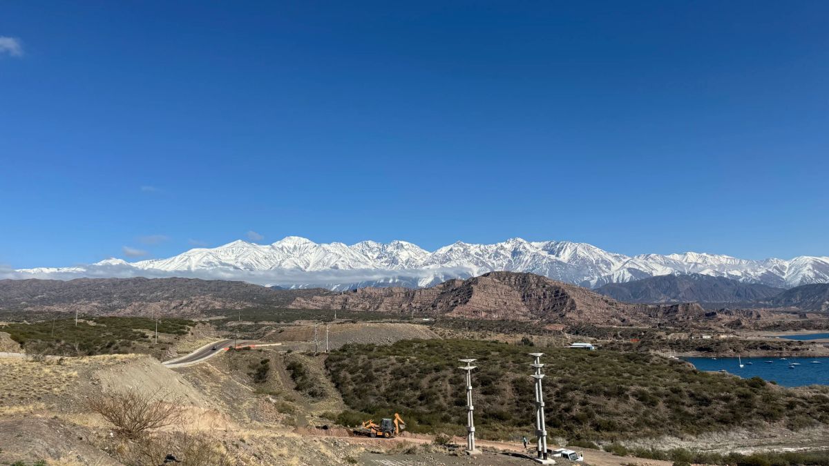 Panorámica del Cordón del Plata nevado desde el camino de acceso a Vallecitos, Mendoza