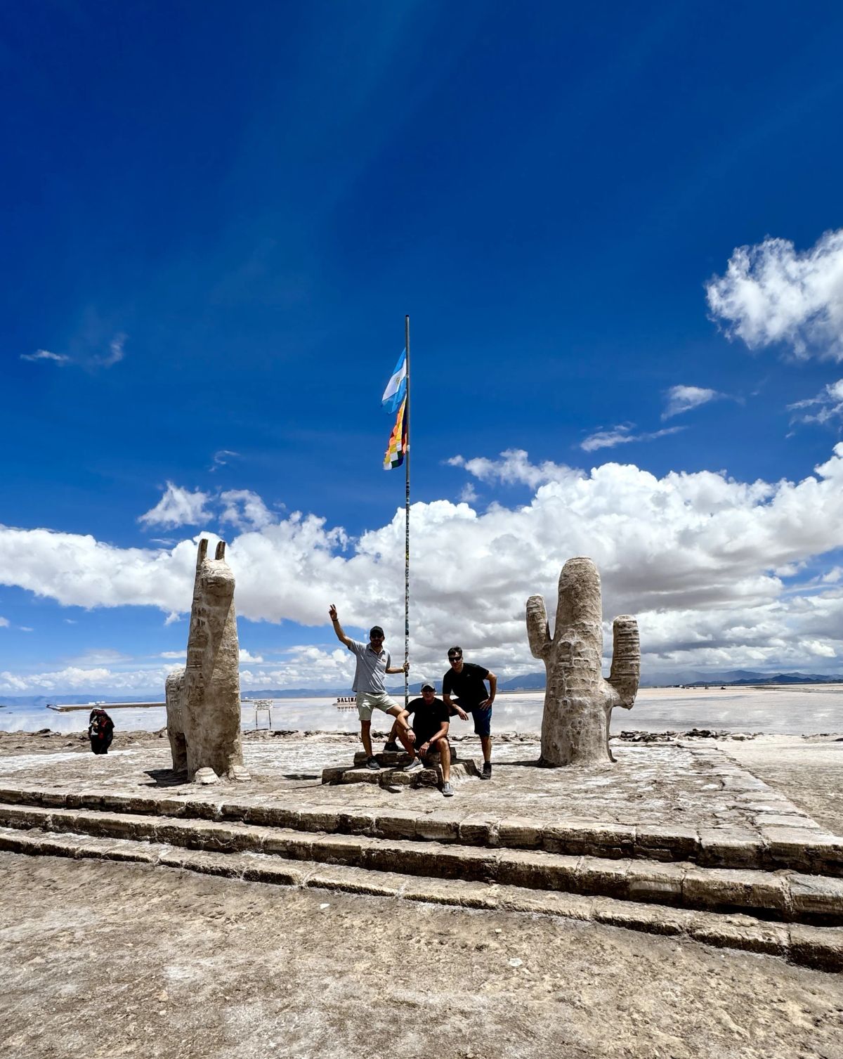 Esculturas de sal y bandera argentina en las Salinas Grandes, Jujuy