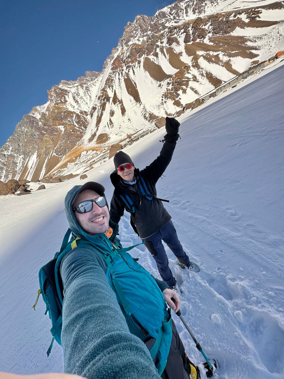 Dos montañistas de Mons celebran en la nieve durante el ascenso invernal a 4.000 msnm en Mendoza