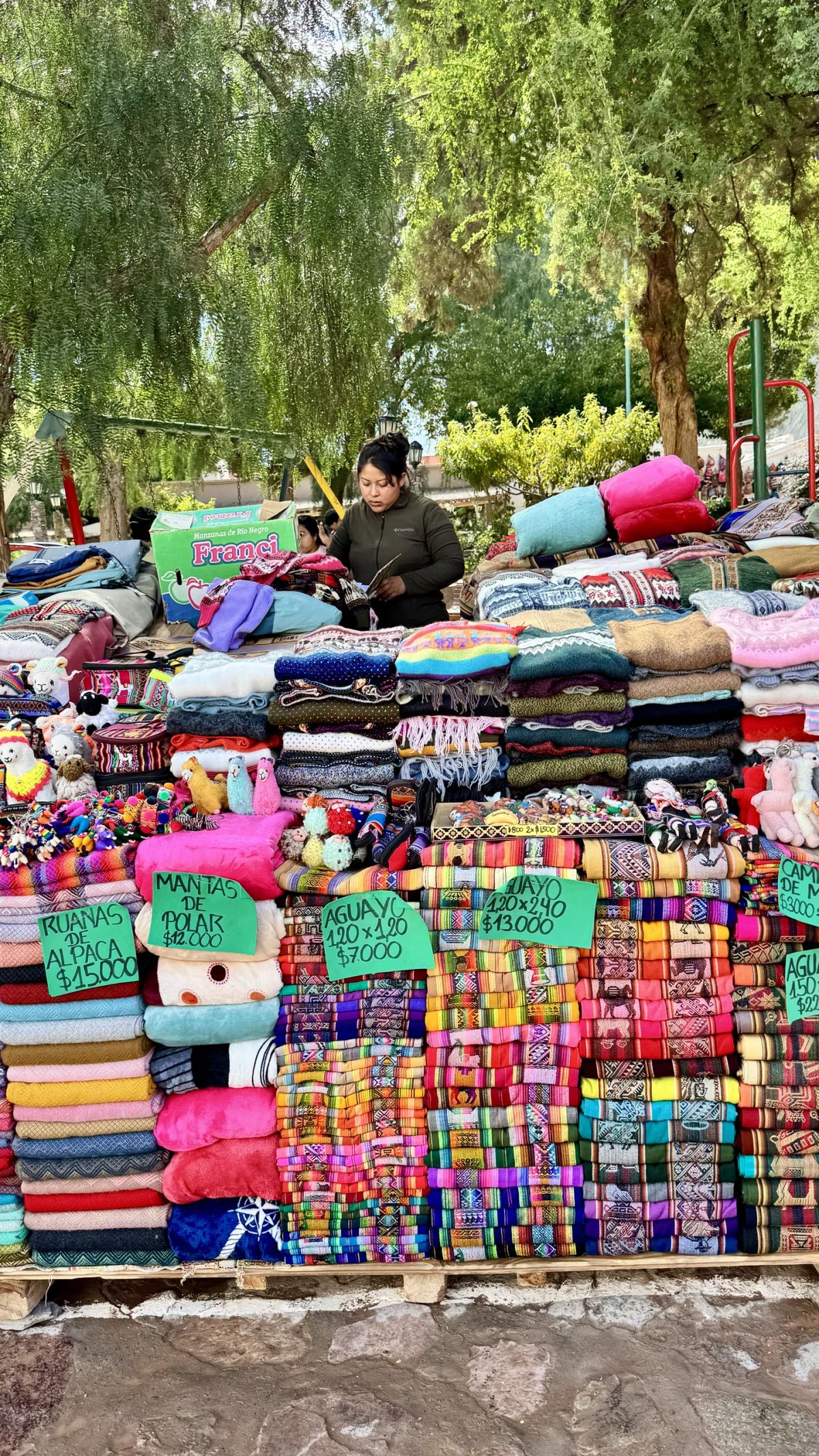 Mantas y tejidos de colores en el mercado artesanal de la Quebrada, Jujuy