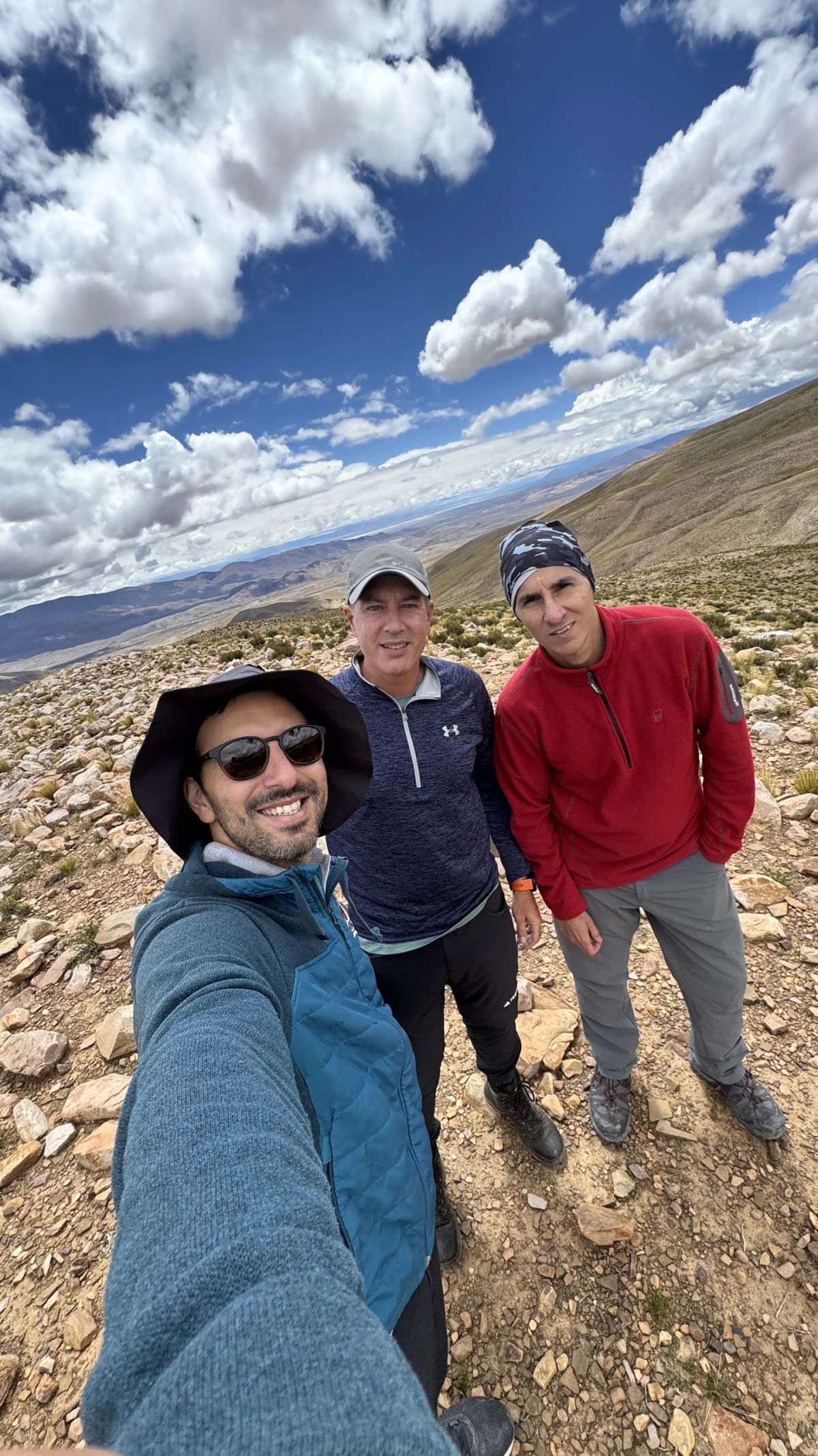 Selfie del equipo de Mons durante la caminata de aclimatación en la puna