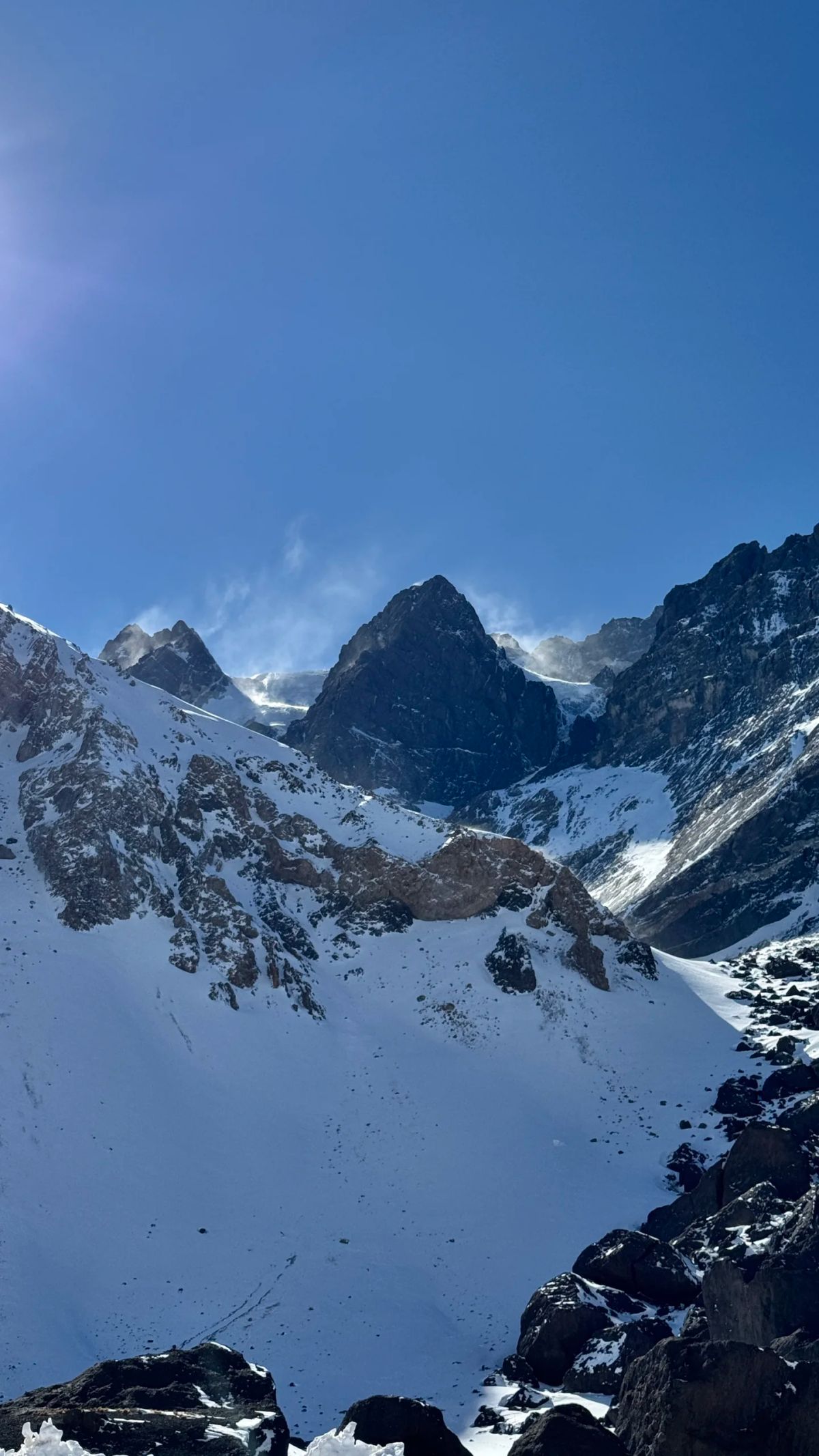 Agujas de roca y nieve del macizo del Cerro Mirador del Tolosa bajo el cielo azul profundo del invierno mendocino