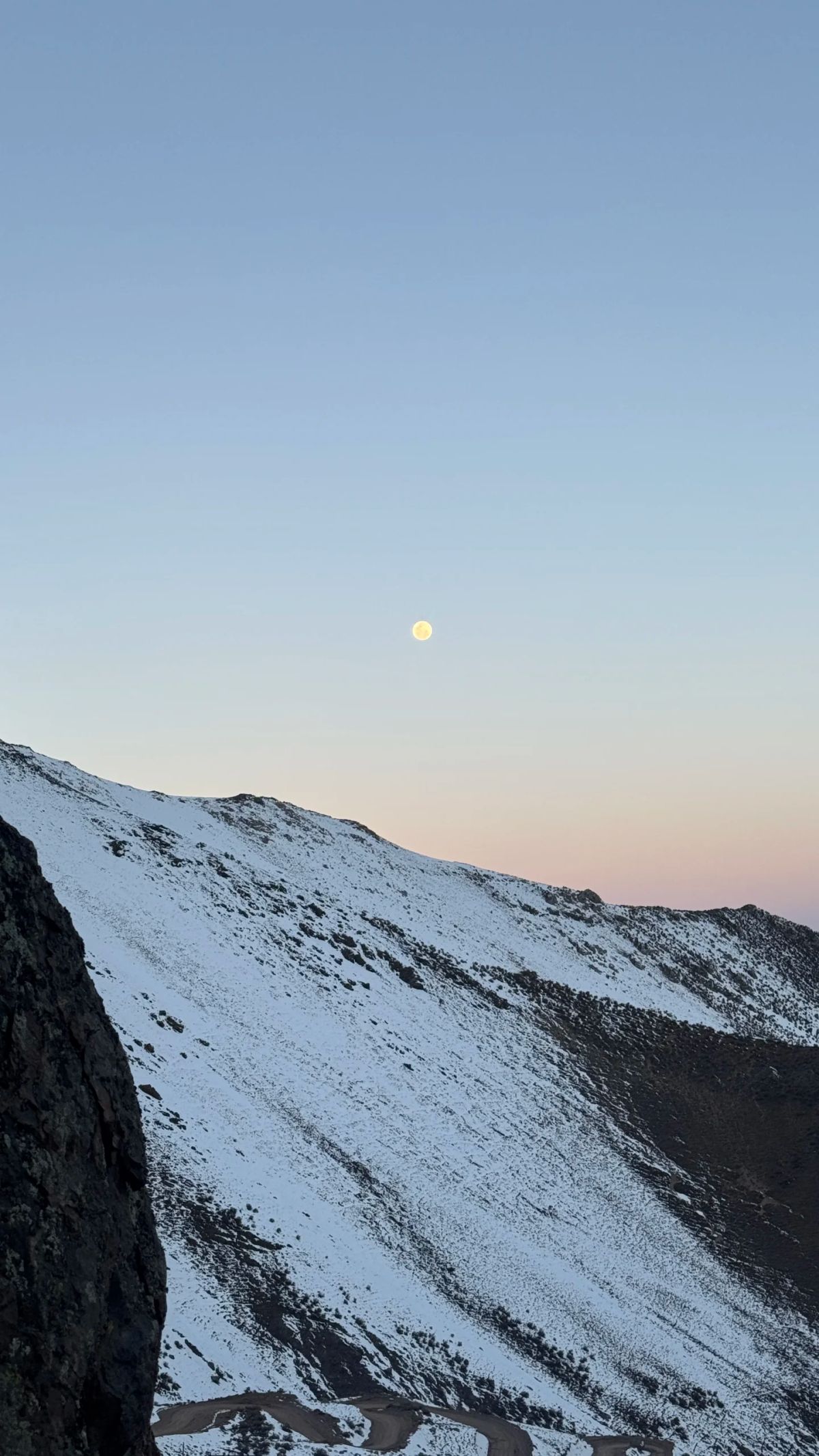 La luna sobre el filón nevado del Cordón del Plata al caer la tarde