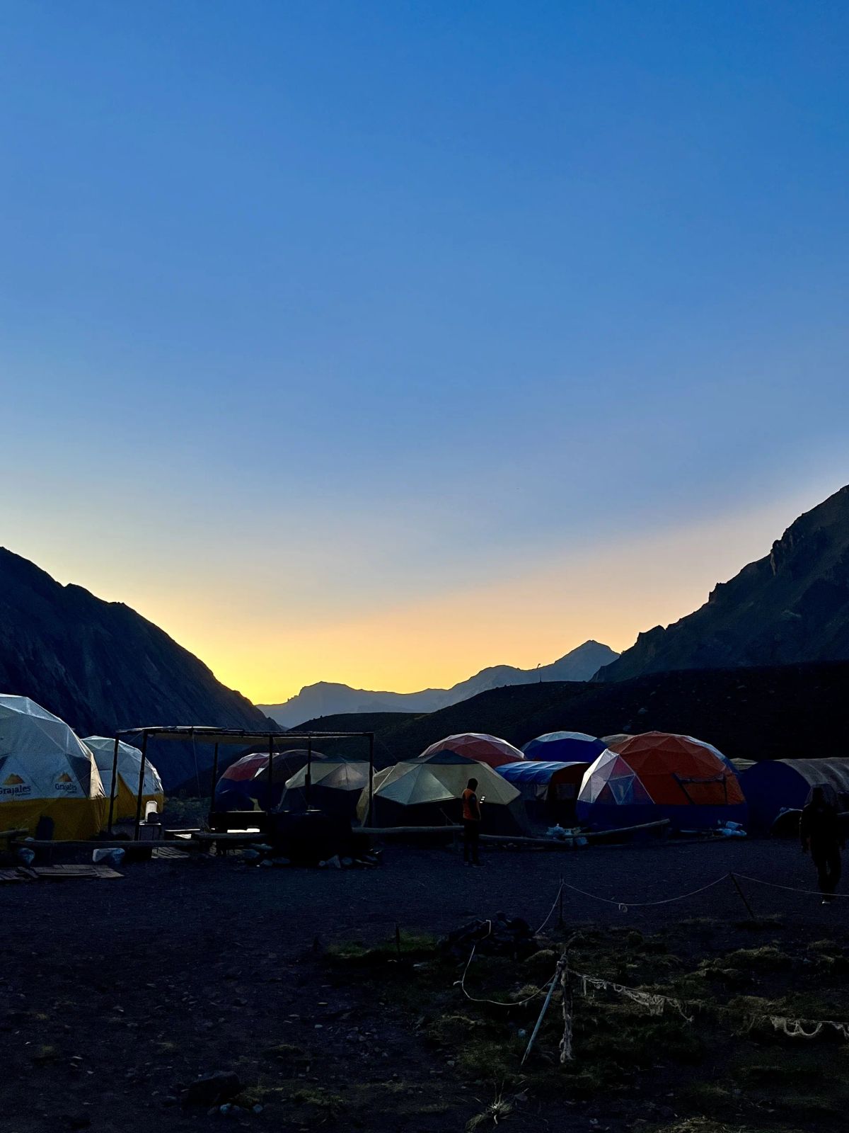 Amanecer sobre el campamento del Parque Provincial Aconcagua