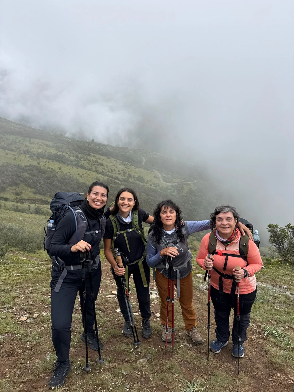 Trekkers de Mons en el sendero de la primera jornada del Salkantay