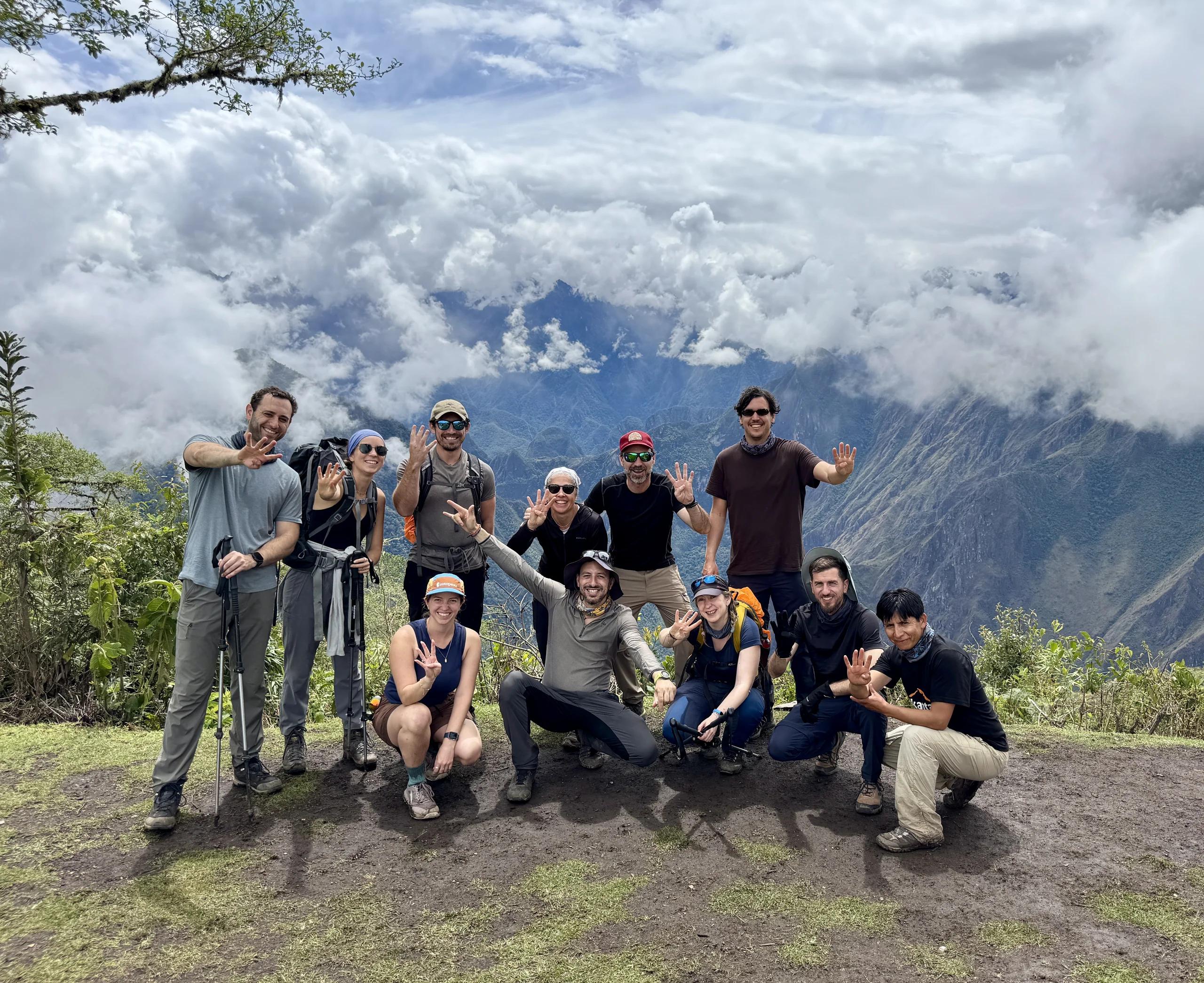 El grupo completo en un mirador entre las nubes de la selva de montaña
