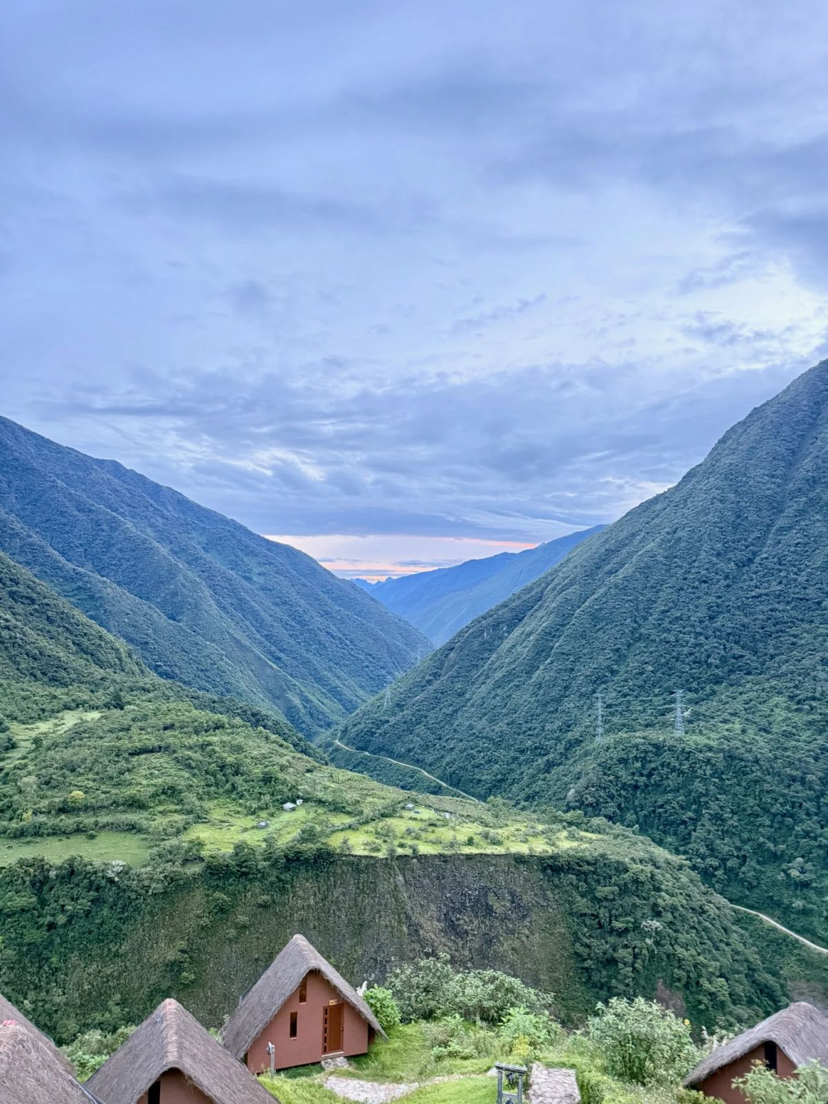 El valle verde de la selva de montaña con los domos del campamento