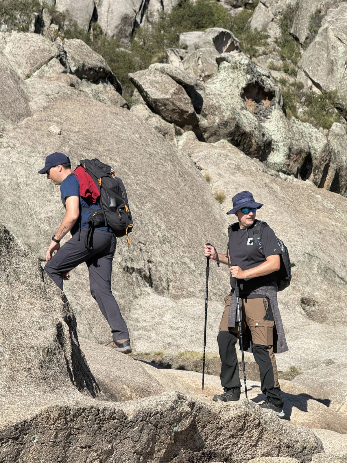 Dos andinistas sobre las rocas de granito en el ascenso final al techo de Córdoba