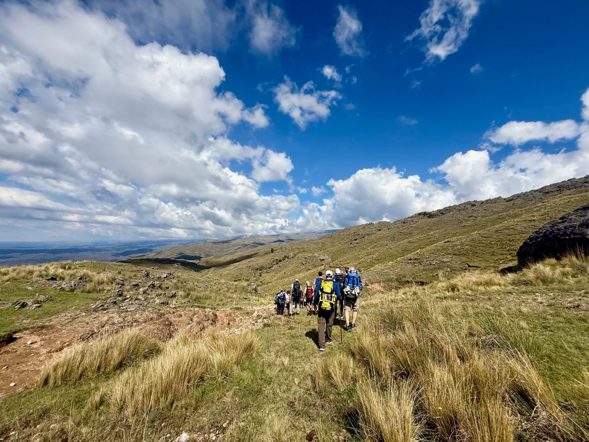 Panorámica de la pampa de altura del Champaquí con el grupo de Mons recorriendo el sendero