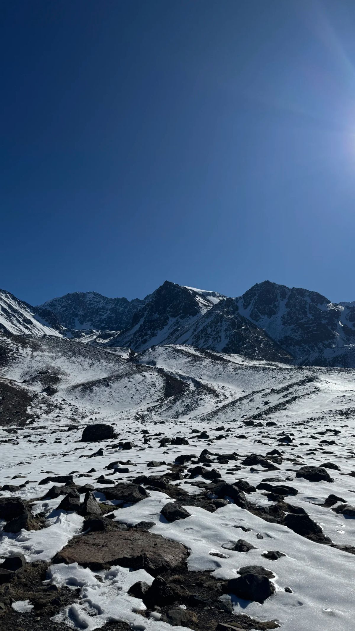 Valle nevado del Cordón del Plata bajo el cielo azul profundo de la alta montaña