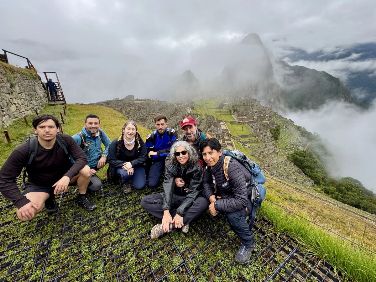 Foto grupal de la Salida 190 en Machu Picchu, cierre del trekking de Salkantay