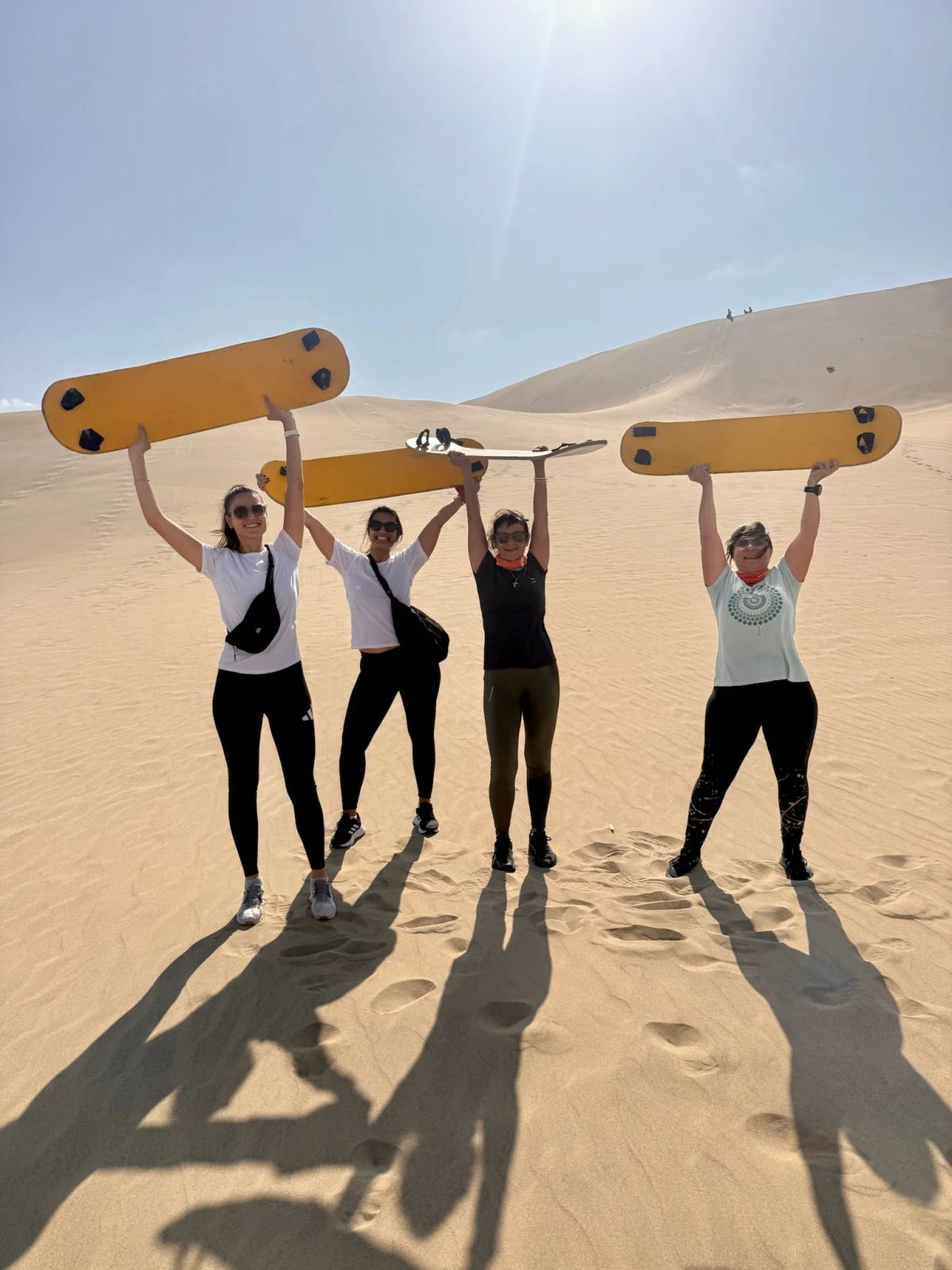 El grupo con las tablas de sandboard en las dunas de Huacachina, Ica