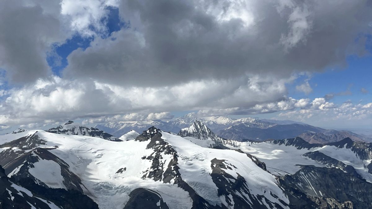 Panorámica de las cumbres nevadas del macizo del Aconcagua desde la altura