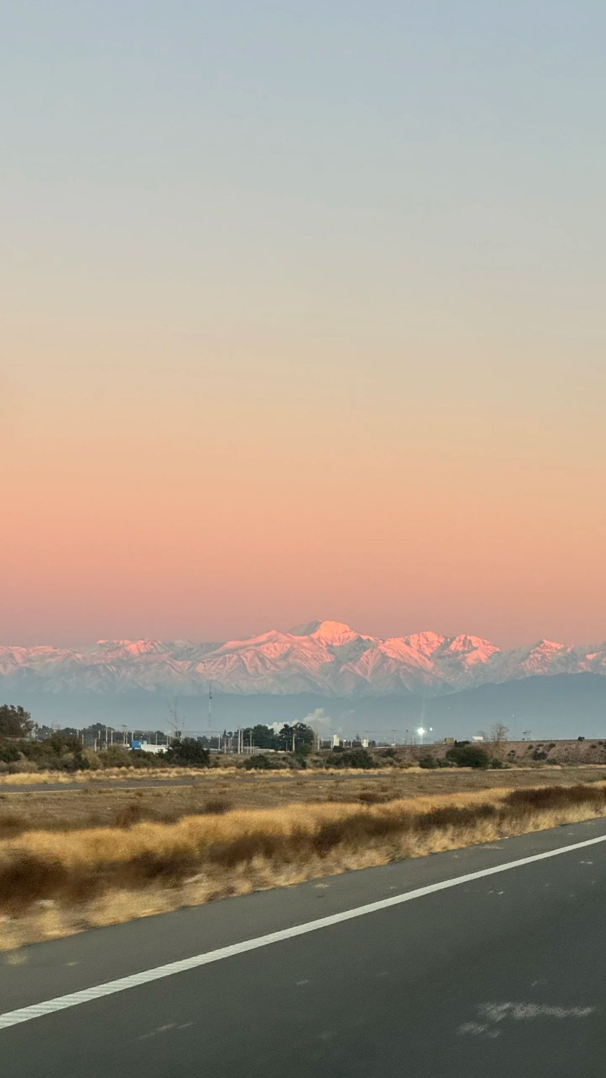 Amanecer sobre la Cordillera de los Andes desde la Ruta 7, camino a la Alta Montaña de Mendoza, en el viaje de ida de la Salida 184