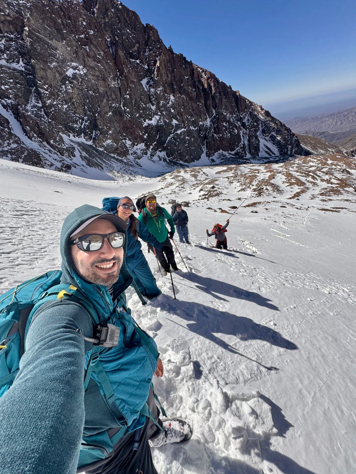 Selfie con el equipo subiendo en fila por la nieve del Cerro del Medio