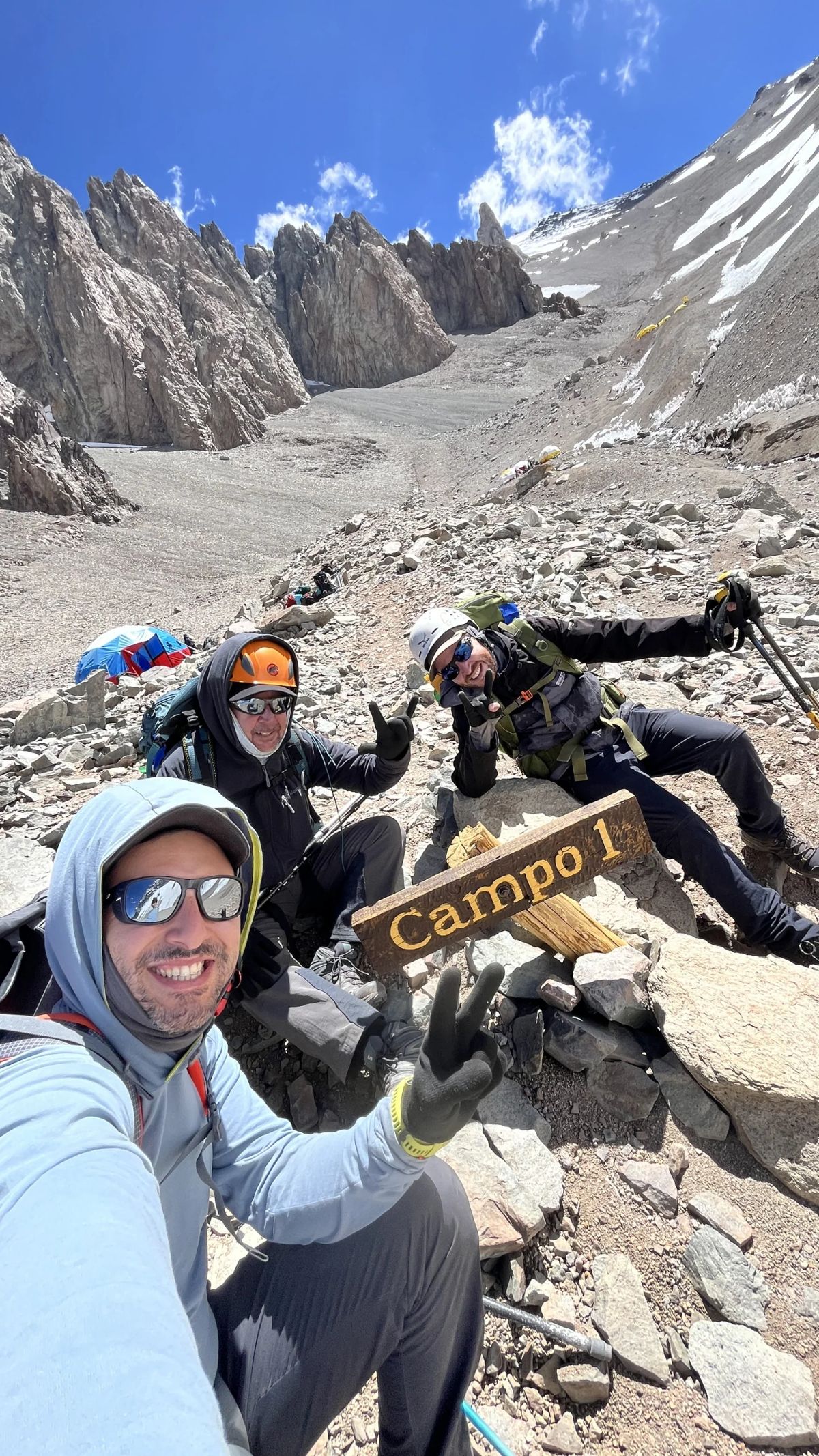 Andinistas de Mons junto al cartel de Campo 1 en el Aconcagua