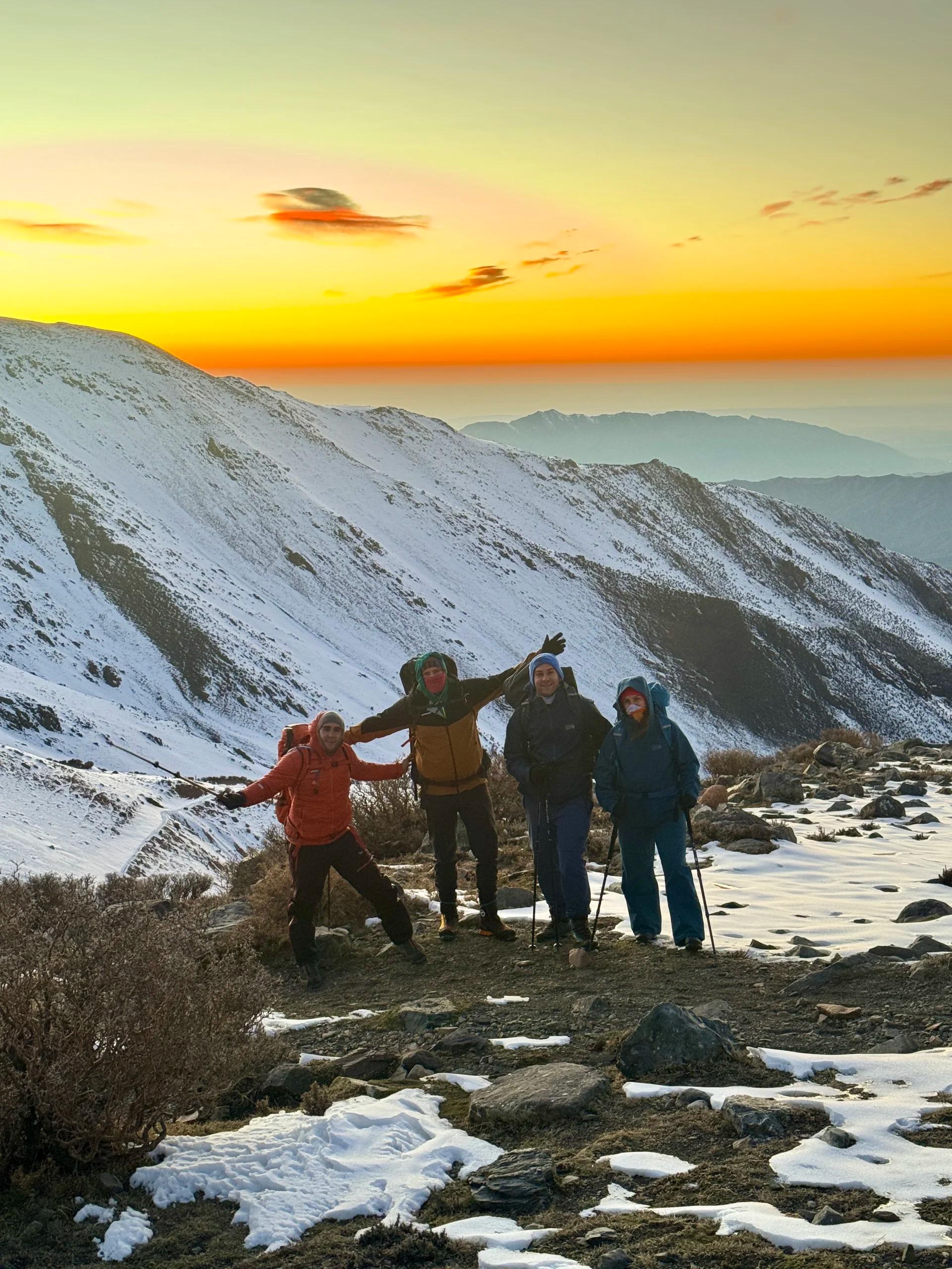 El grupo de la Salida 187 de Mons reunido al amanecer sobre la nieve del Cerro del Medio, Mendoza