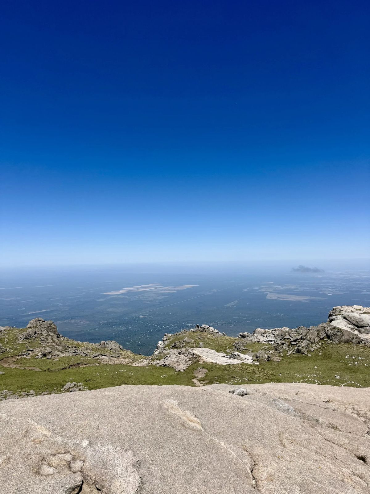 Vista desde la cumbre del Cerro Champaquí hacia el valle, a 2.790 m.s.n.m.