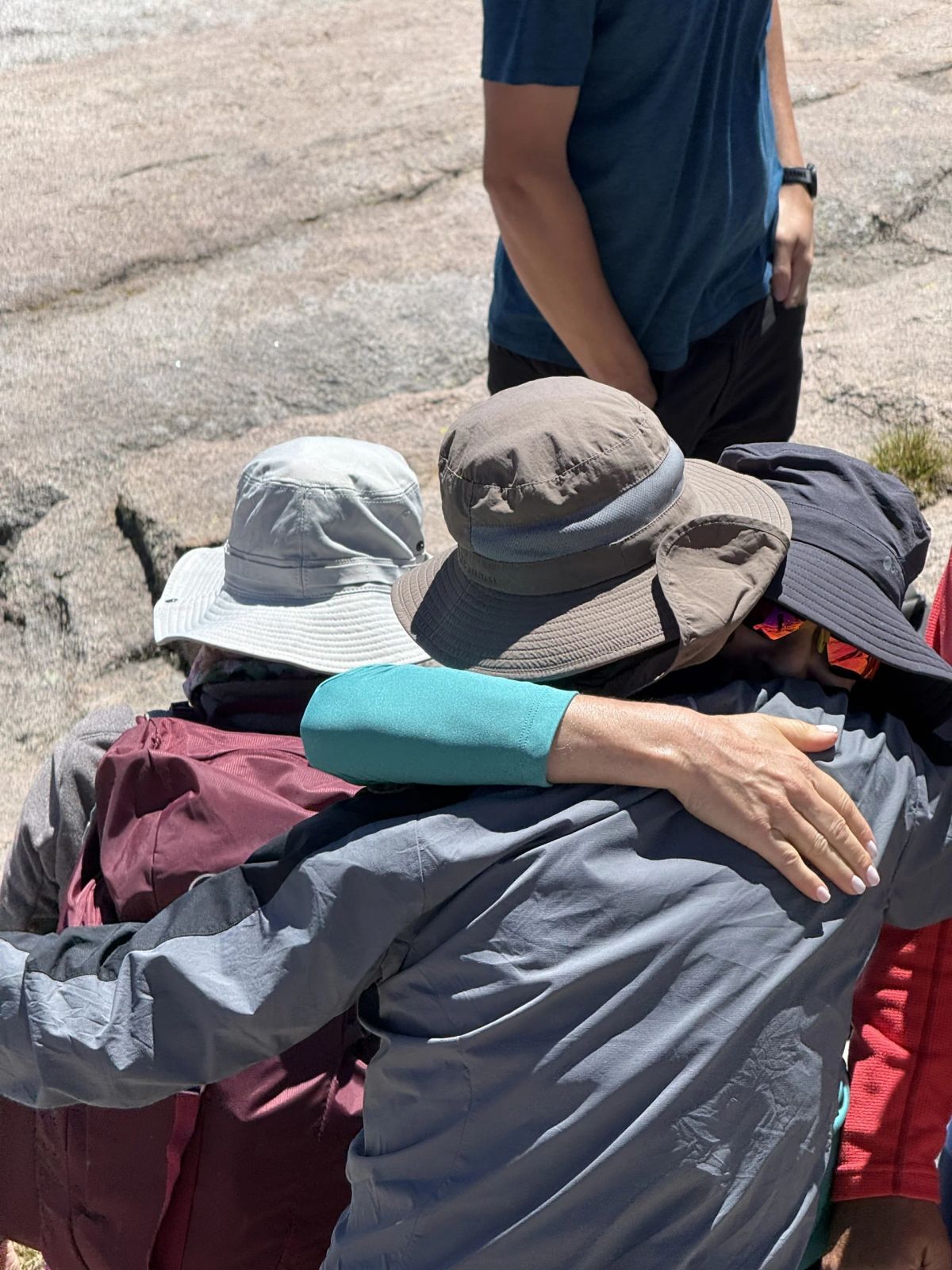 Abrazo entre participantes al alcanzar la cumbre del Champaquí