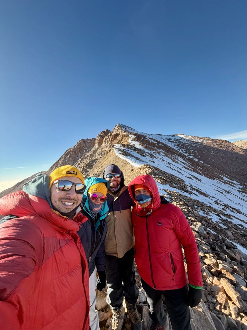 Montañistas ascendiendo el Nevado del Chañi en Jujuy con vista a los picos nevados