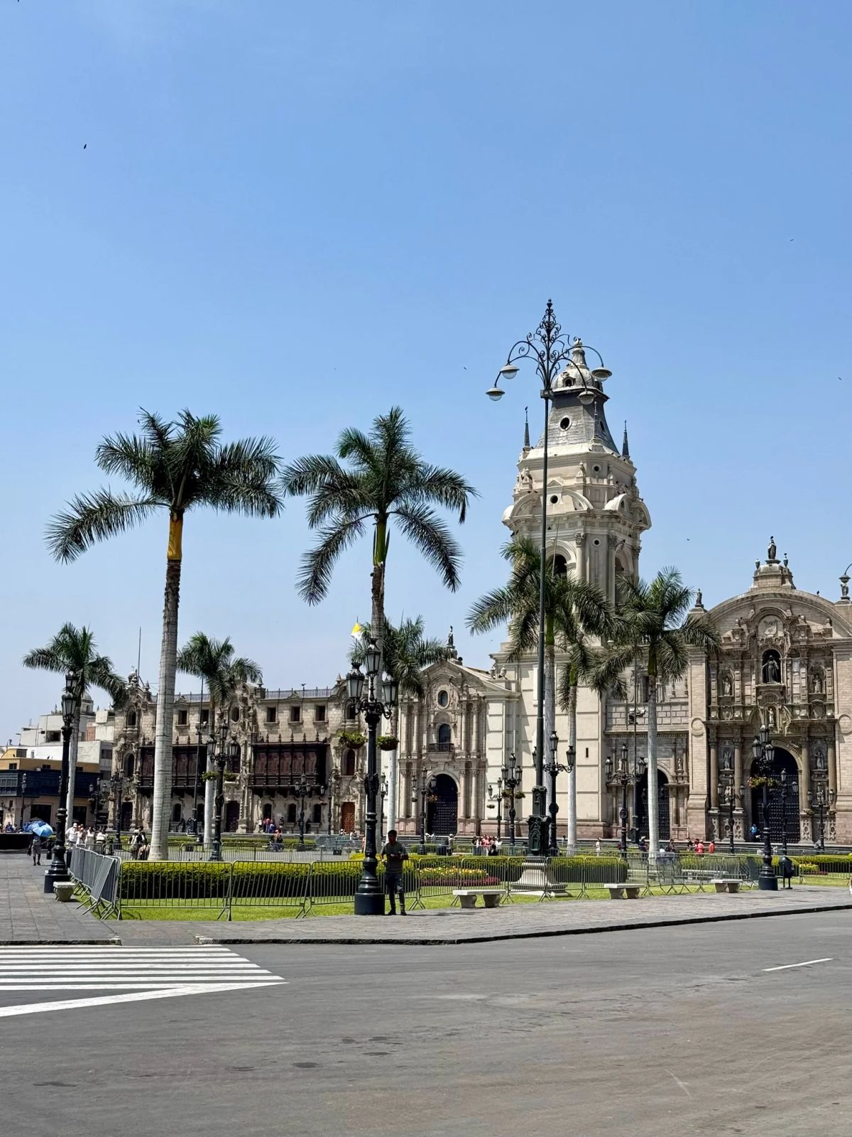 La Plaza Mayor de Lima con sus palmeras y el centro histórico, Perú
