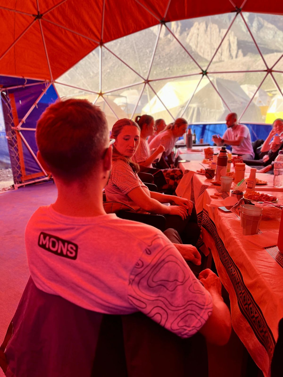 Comedor del campamento base en el Parque Provincial Aconcagua, con el grupo de Mons