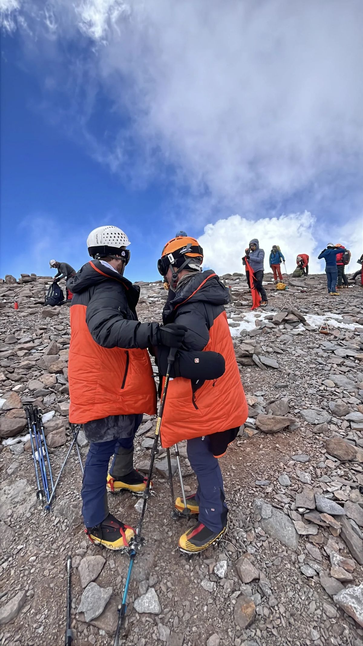 Abrazo entre andinistas de Mons cerca de la cumbre del Aconcagua