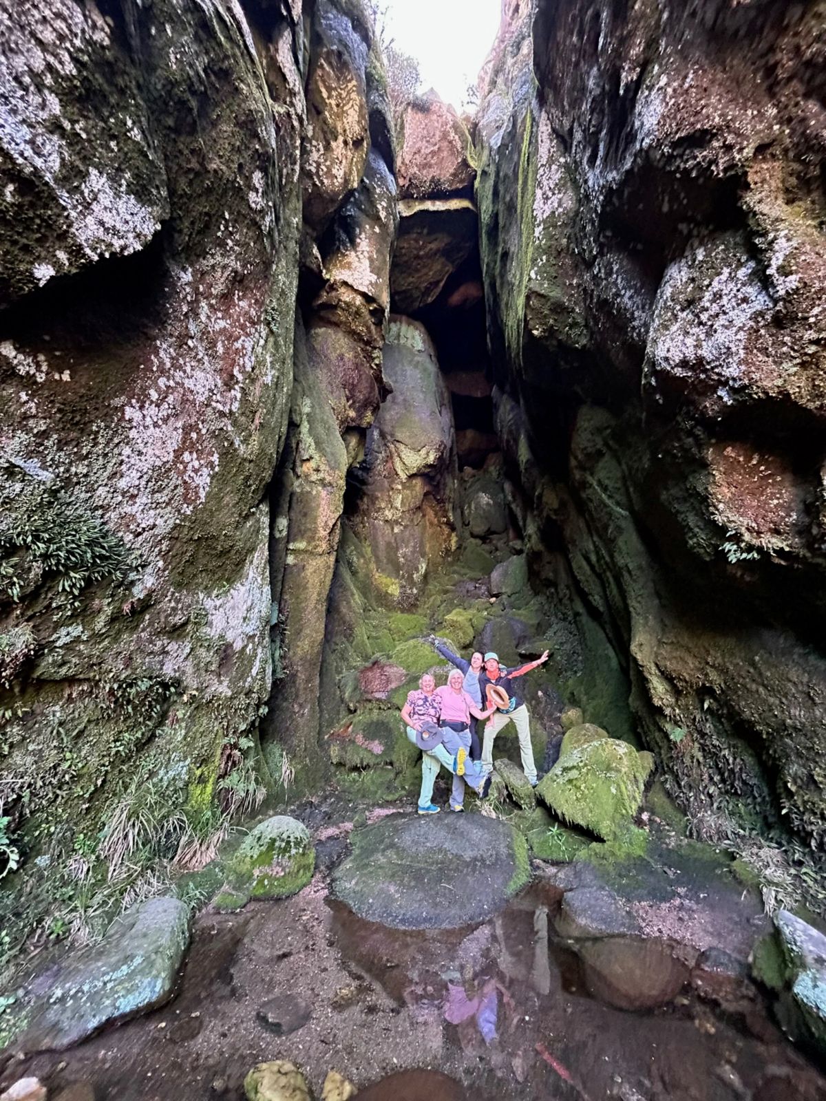 Participantes dentro de una de las cuevas de granito de Los Gigantes, con la luz entrando desde arriba