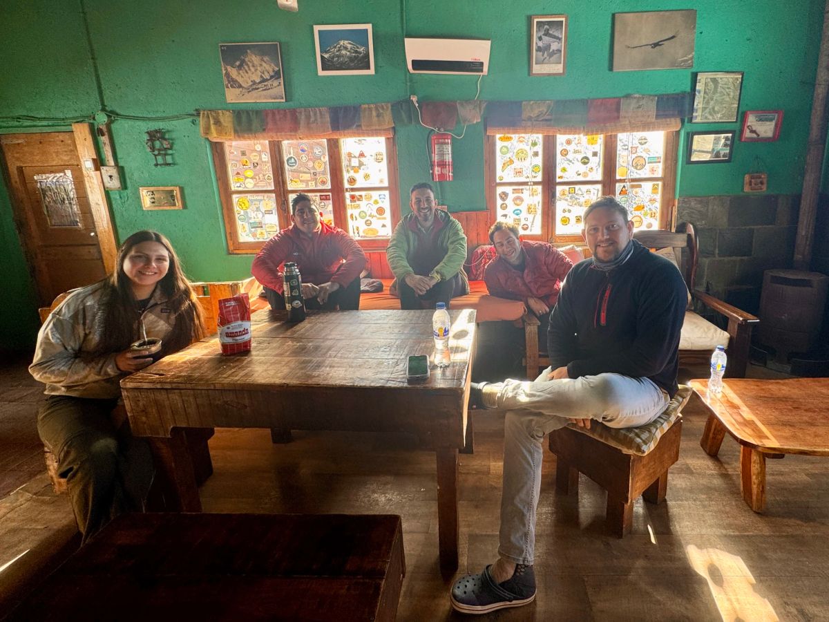 Interior del refugio de montaña donde el equipo de Mons pasó la noche antes de la cumbre
