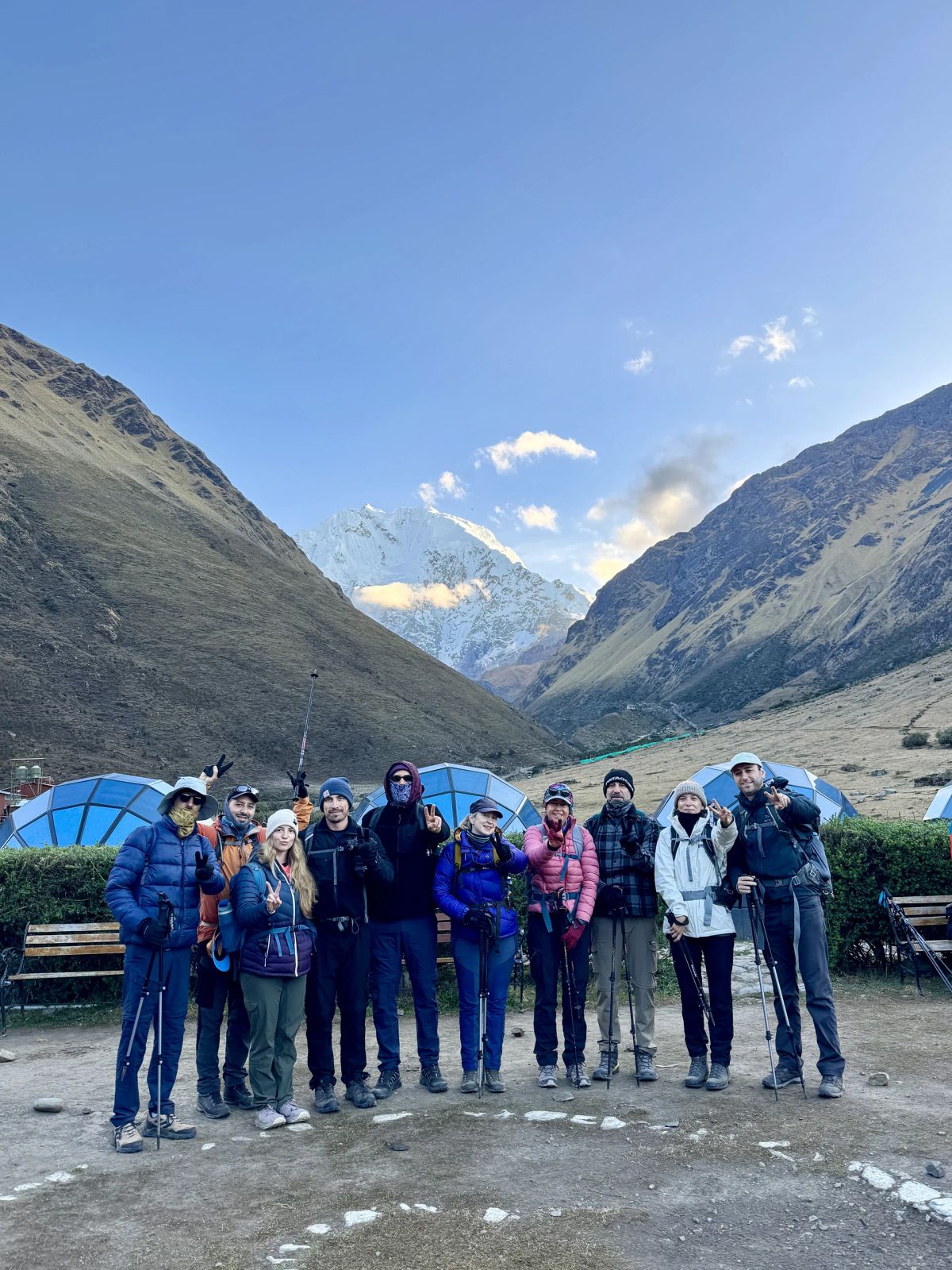 El grupo reunido en el campamento al amanecer antes de encarar el abra