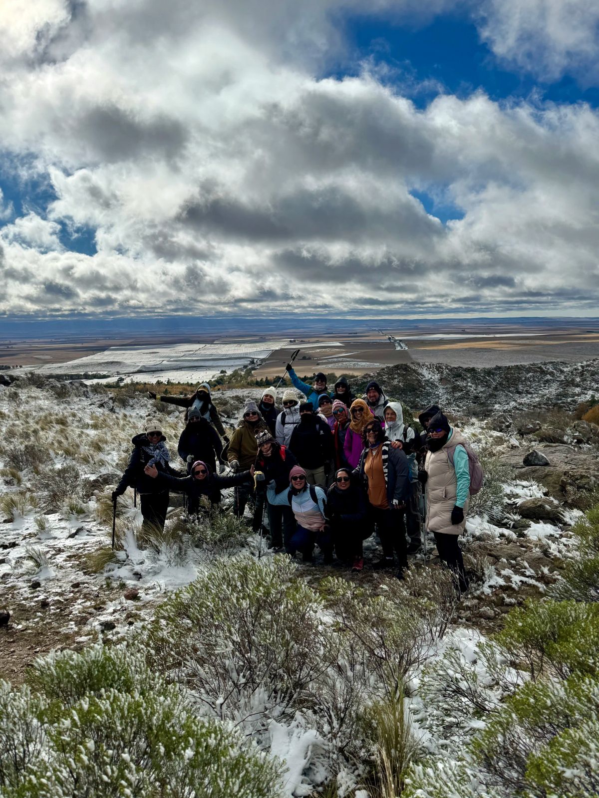 El grupo reunido entre las rocas nevadas durante una parada del ascenso al Cerro El Morro