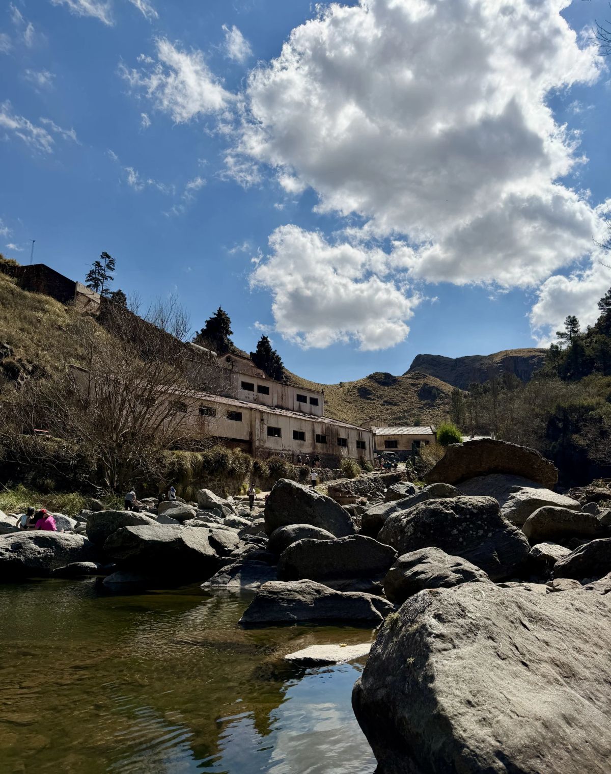 Arroyo de aguas claras entre las rocas al pie de la Sierra de Comechingones