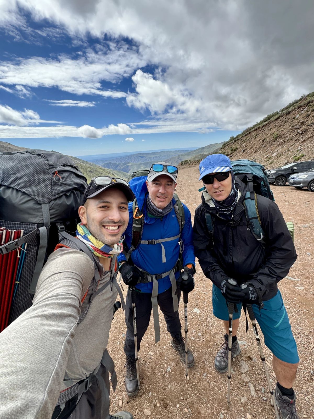 Selfie del equipo de la Salida 195 con las mochilas de expedición listas para empezar