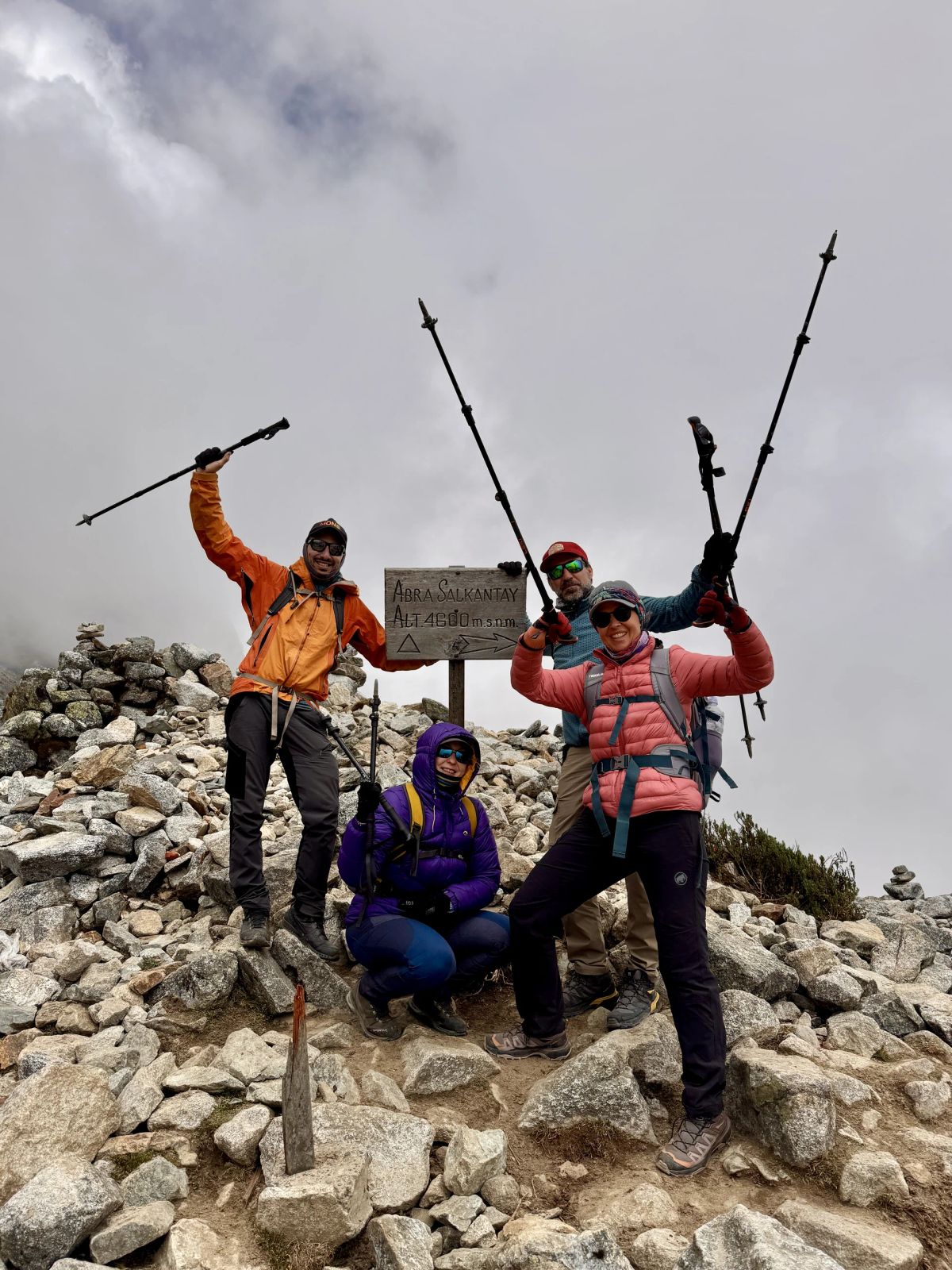 Festejo en el abra del Salkantay, el punto más alto del trekking a 4.600 metros