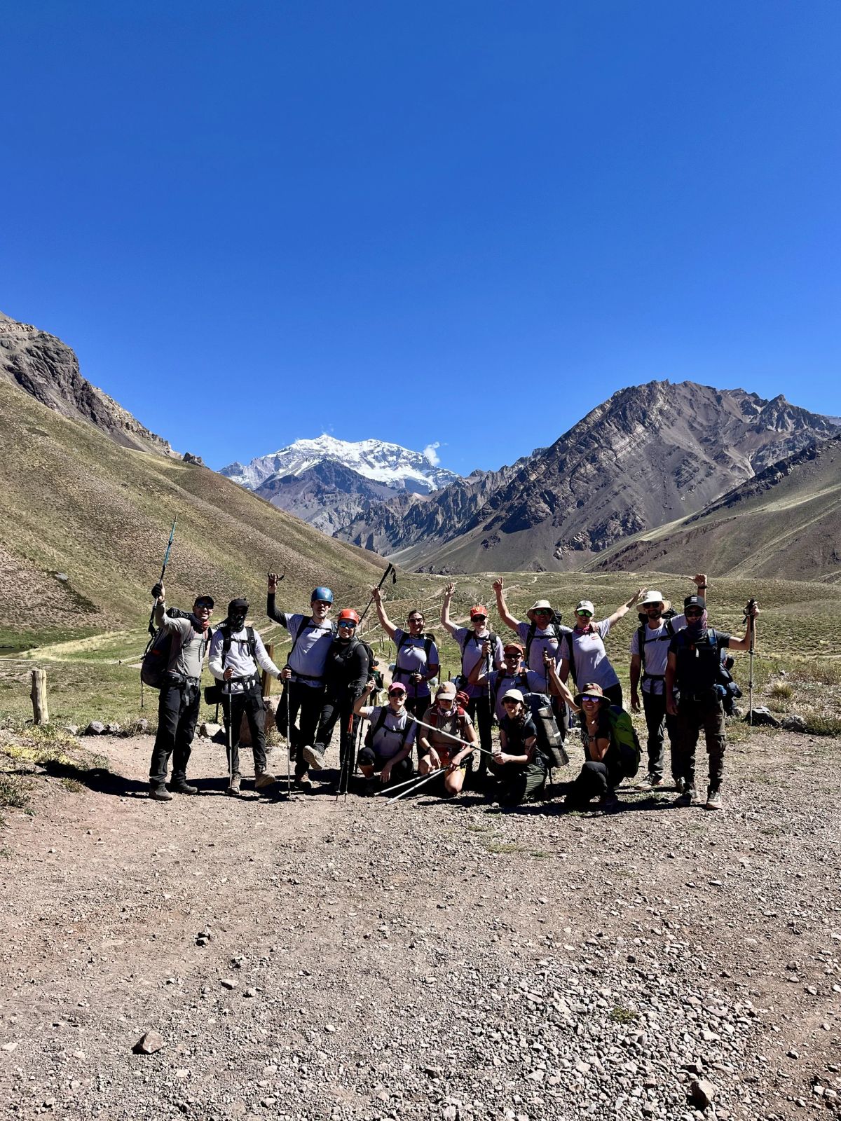 Foto grupal del contingente completo al cierre del trekking a Plaza Francia