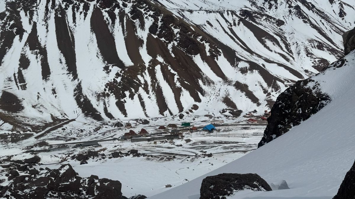 Panorámica del Cordón del Tolosa nevado vista desde la altura durante el ascenso invernal