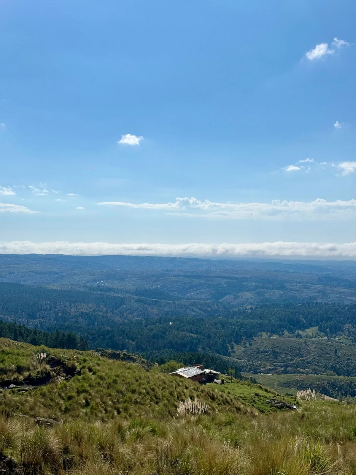 Panorámica de las sierras de Córdoba y el valle bajo un cielo despejado durante el trekking al Champaquí